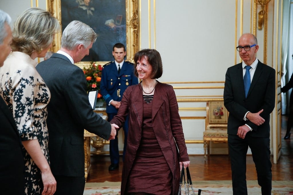 Benéznek a csillagok hasába