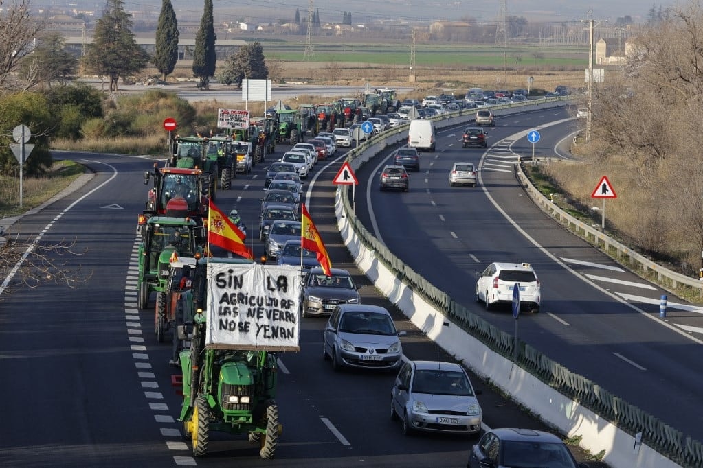 Több ezer traktorral akadályozták a forgalmat a spanyol gazdák