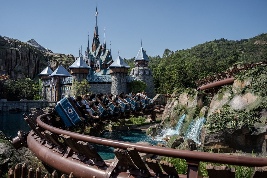 Hullámvasúton rekedt embereket kellett kimenteni a hongkongi Disneylandben