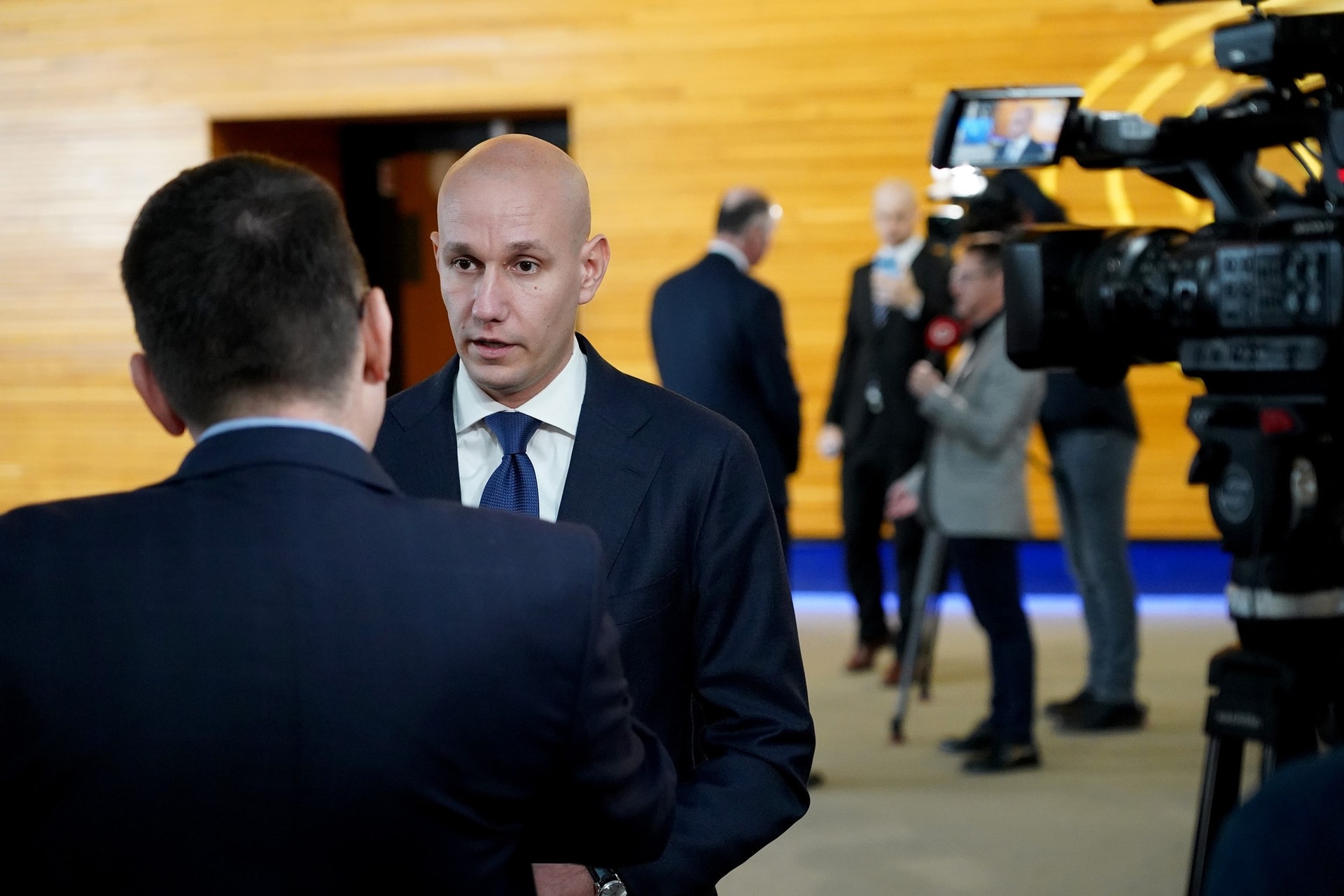 A DK politikusa provokálta, majd lehülyézte az M1 riporterét + VIDEÓ