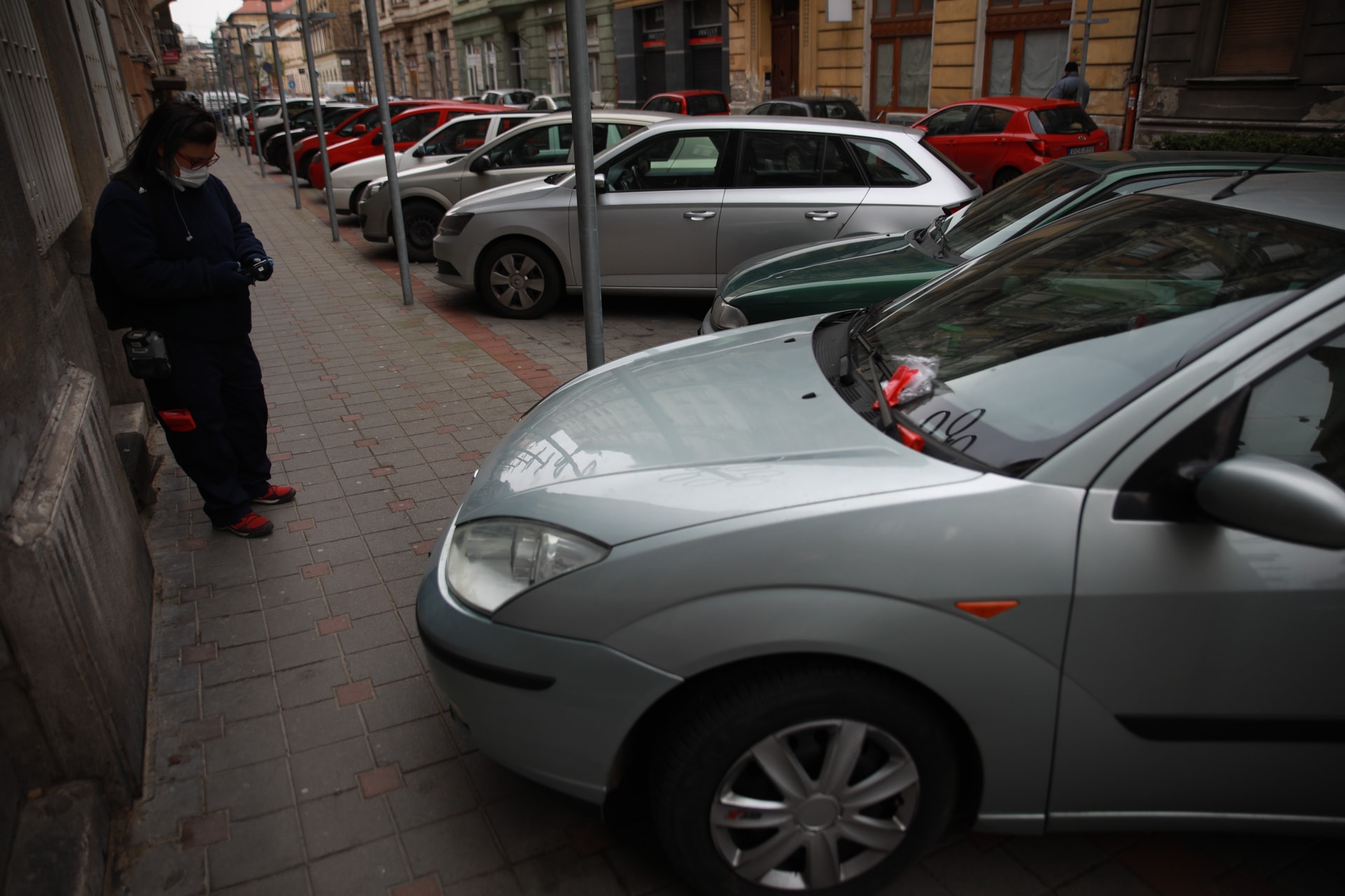 Jól tejelnek Pozsonynak a járdán parkoló sofőrök