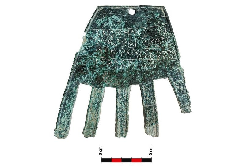 A 2100 éves bronz kéz alakú amuletten ősi ismeretlen nyelven íródott a szöveg
