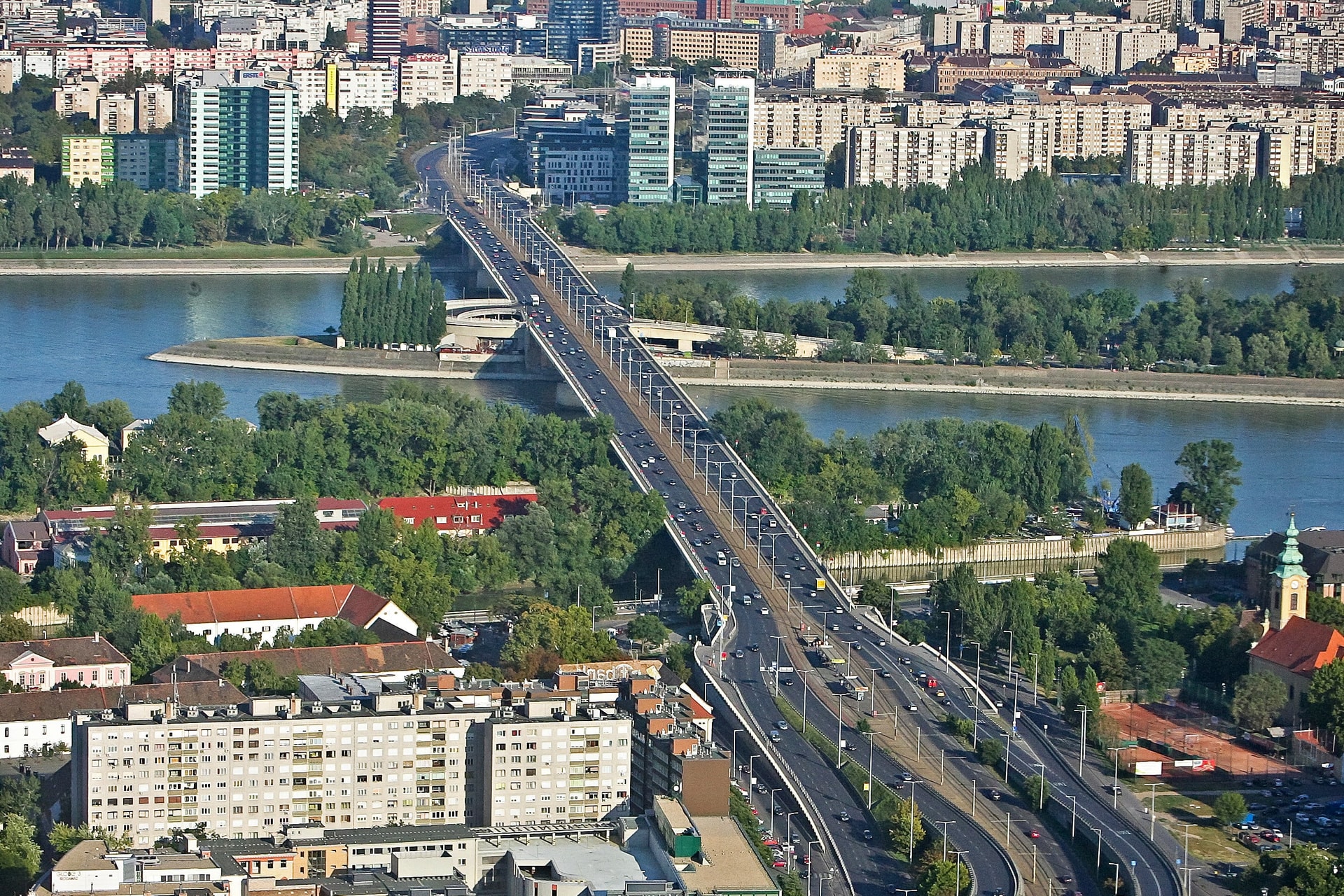 Felújítás miatt egy sávot lezárnak az Árpád hídon Pest felé