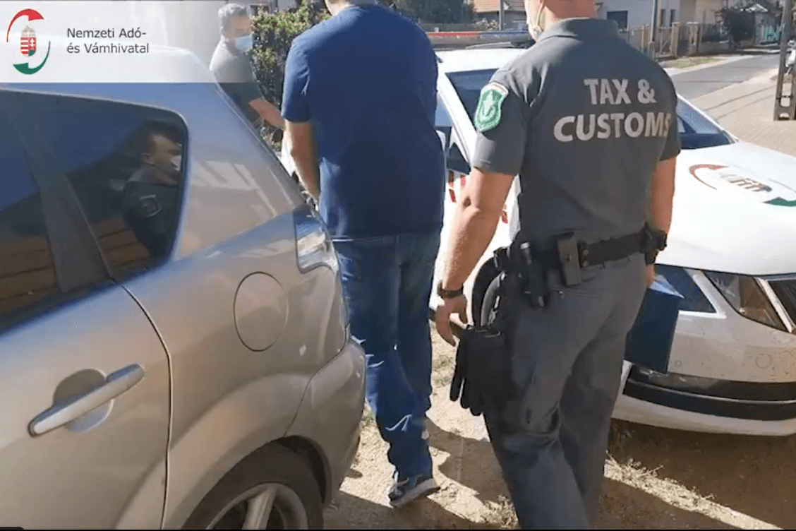 Kutyákat mentettek a pénzügyőrök