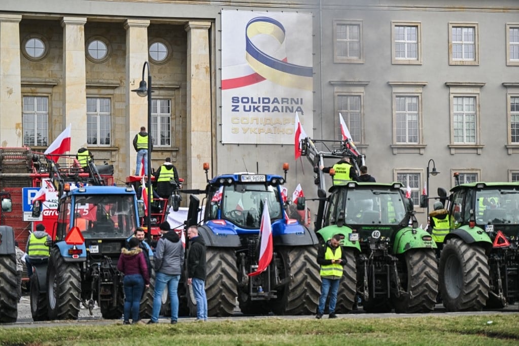 Lengyelország-szerte megbénították a közlekedést a tiltakozó gazdák