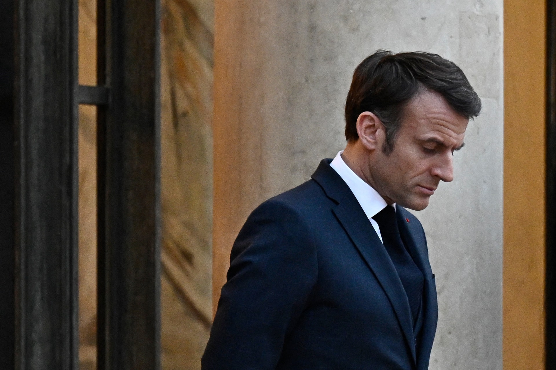 Macron bevetné a szárazföldi csapatokat