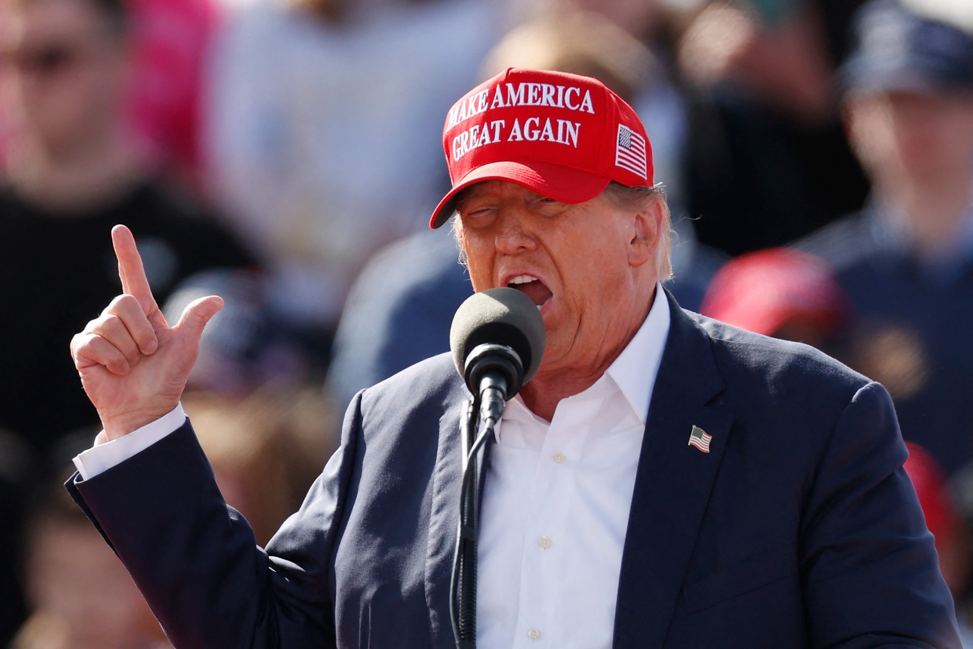 Biden beszólt Trumpnak, aki golferedményeivel dicsekedett