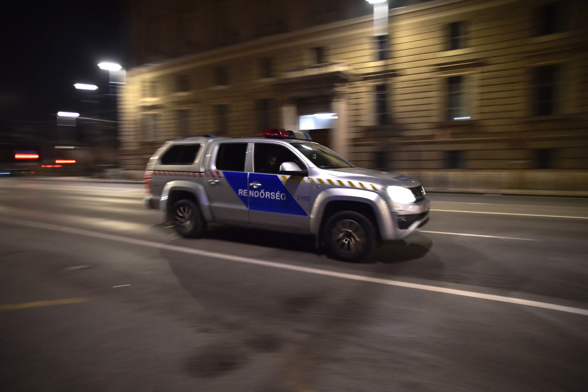Balesetet szenvedett és súlyosan megsérült egy motoros rendőr Budapesten