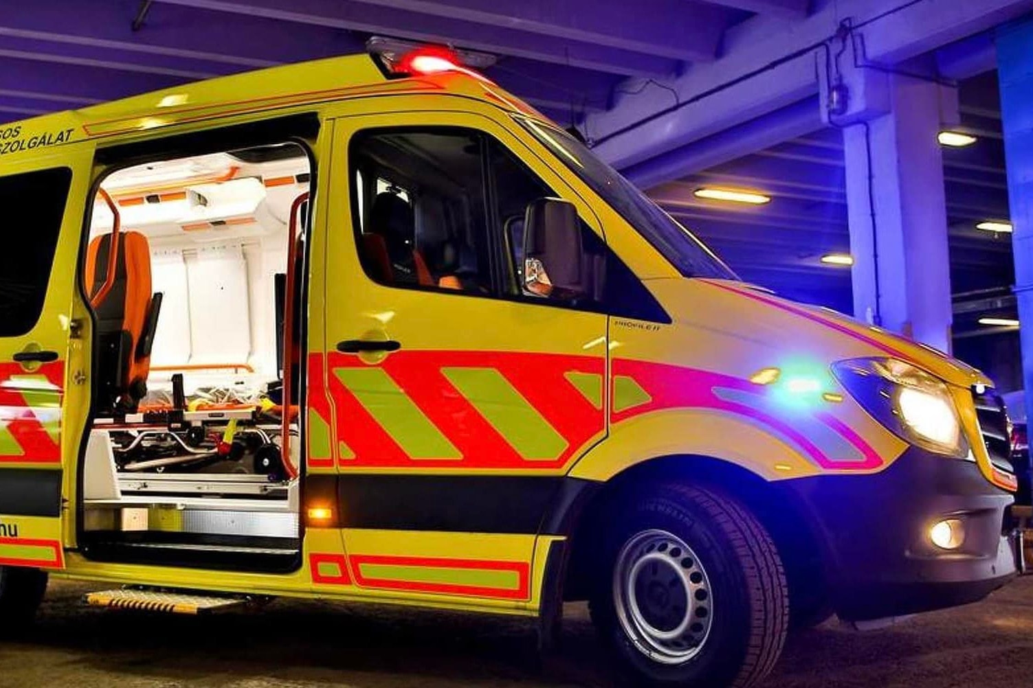 A villamosmegállóban a padról a földre esett, és nem kelt fel
