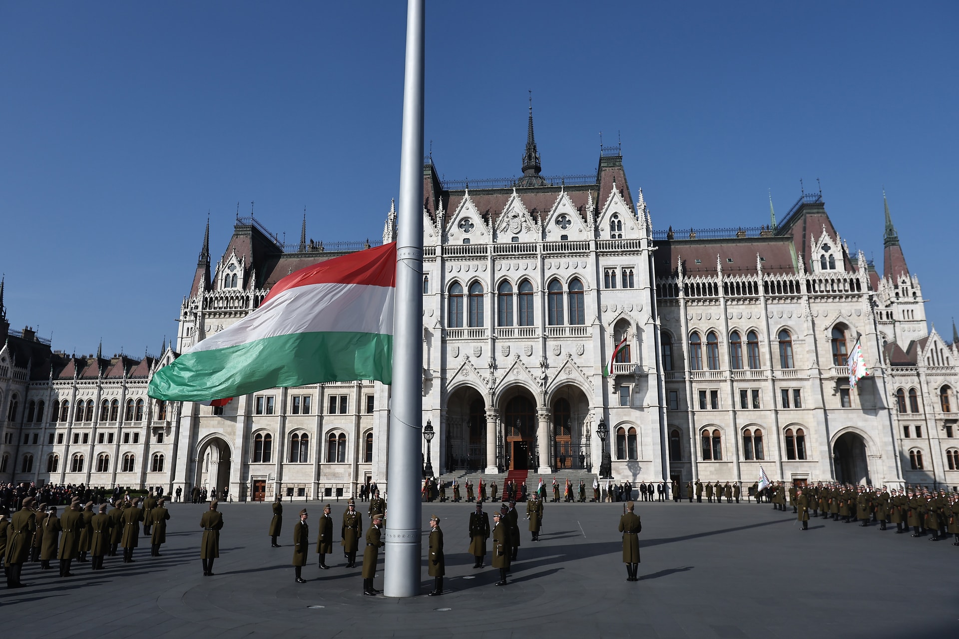 Felvonták a nemzeti lobogót az Országház előtt