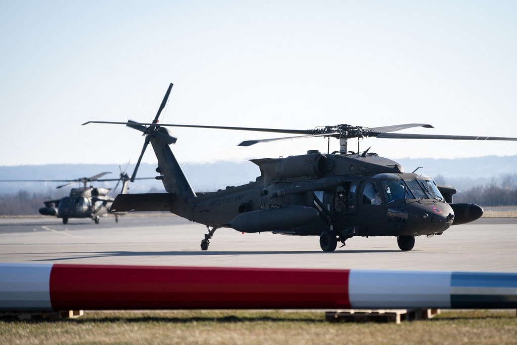Motoros szánnal hajtott egy Black Hawknak