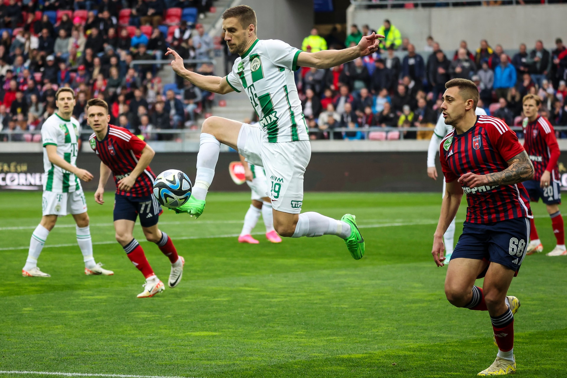 Kétgólos fehérvári győzelmével élre állt a Ferencváros