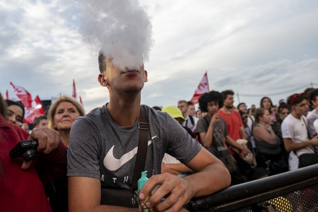 Gyorsan terjed az e-cigaretta a fiatalok körében