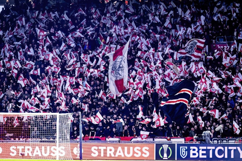 Tömegverekedés tört ki az amszterdami Konferencia-liga meccs előtt