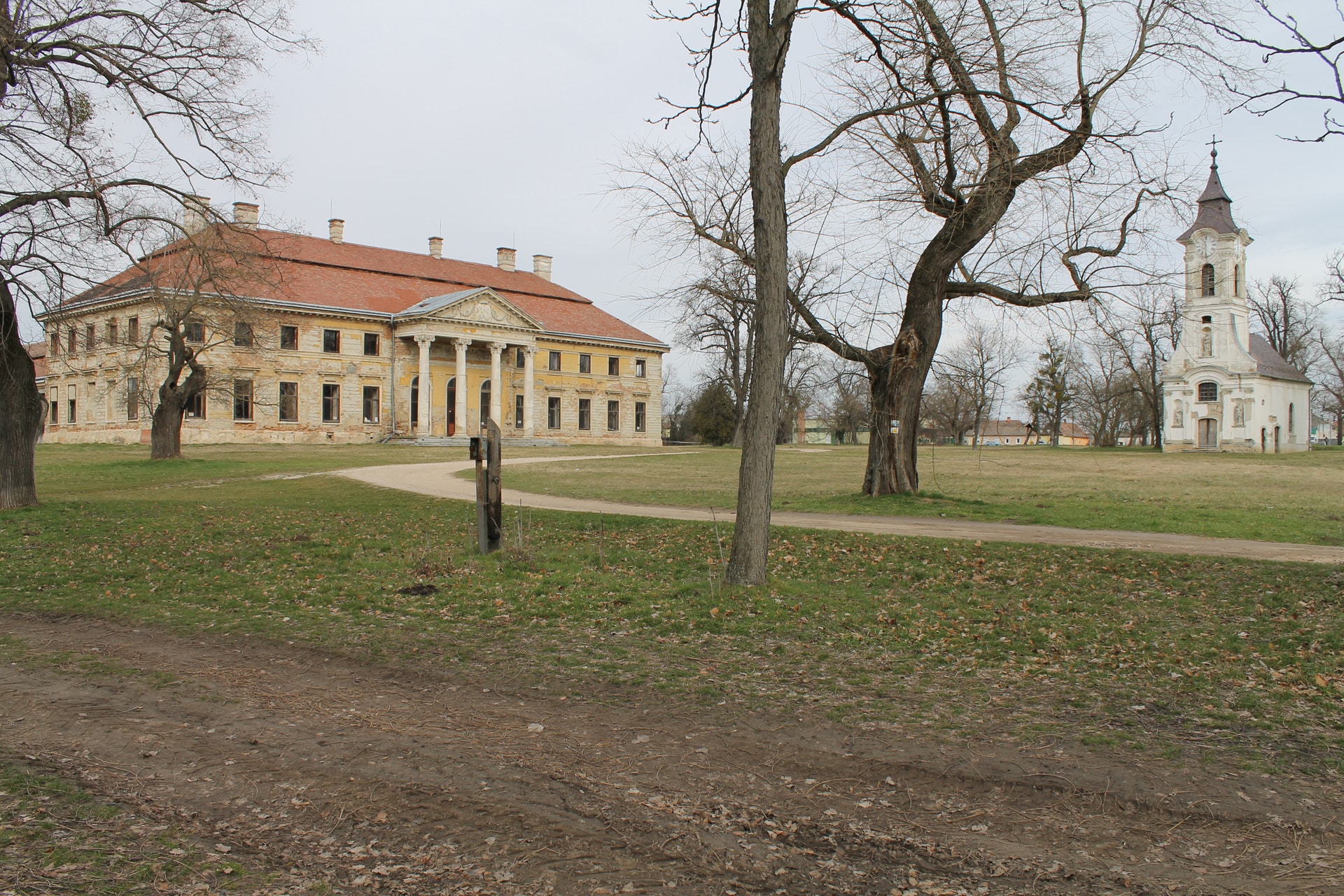Lovasberény, a templomok és a Cziráky-kastély otthona
