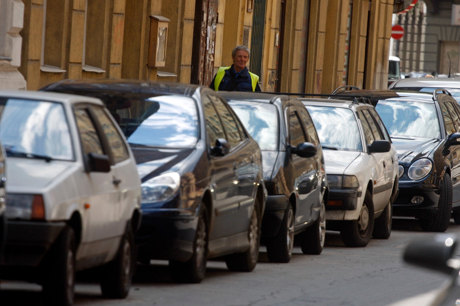 Büntetőpontokat kap a járó motorral parkoló autós