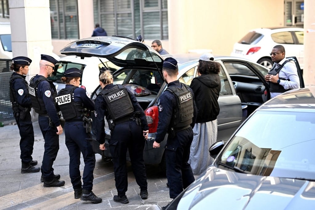 Terrorfenyegetést és lefejezős videókat kaptak párizsi középiskolák