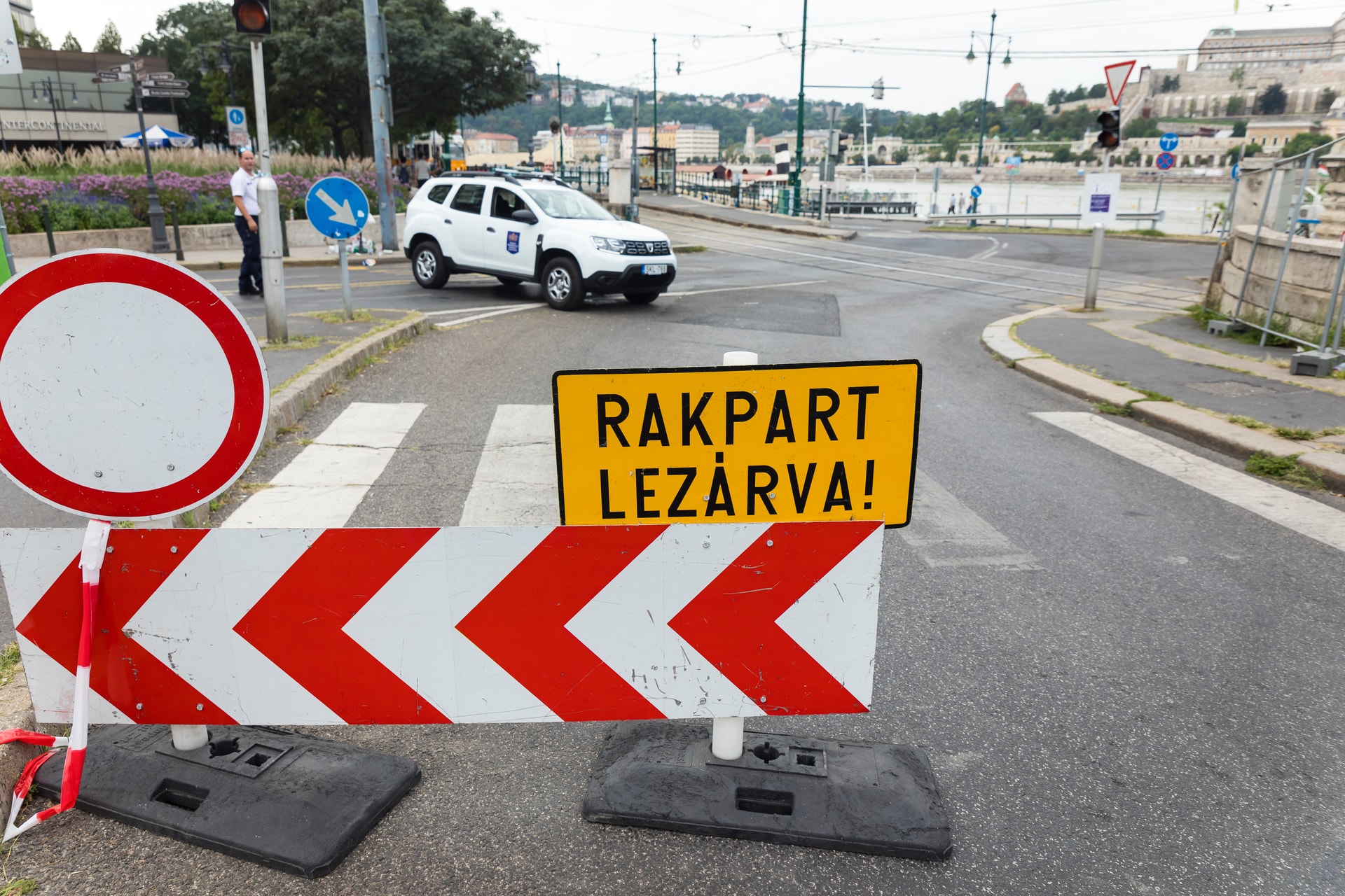 Figyelem: a Duna tetőzése miatt 20 órától lezárják az alsó rakpartokat