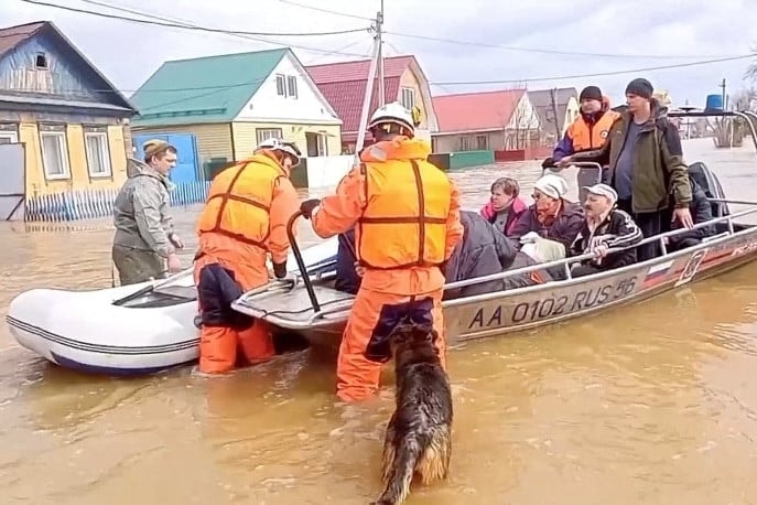 Emelkedett az Oroszországban átszakadt gát miatt elárasztott házak száma
