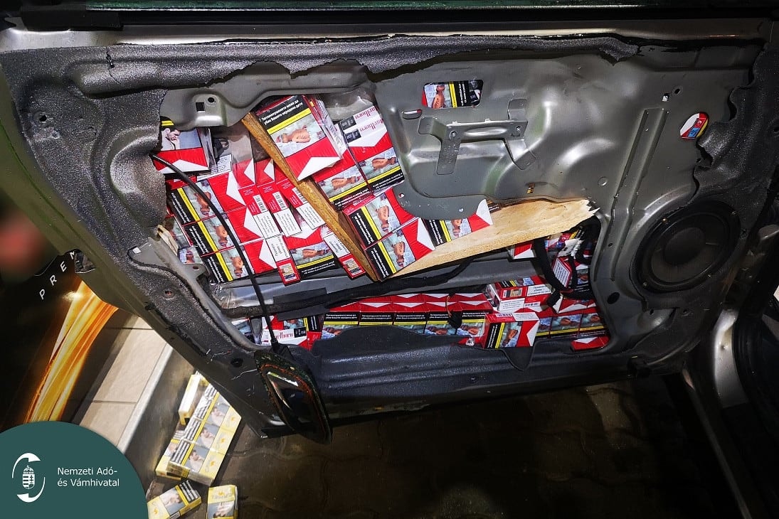 Több mint kétezer doboz csempészcigarettát találtak egy román kisbuszban