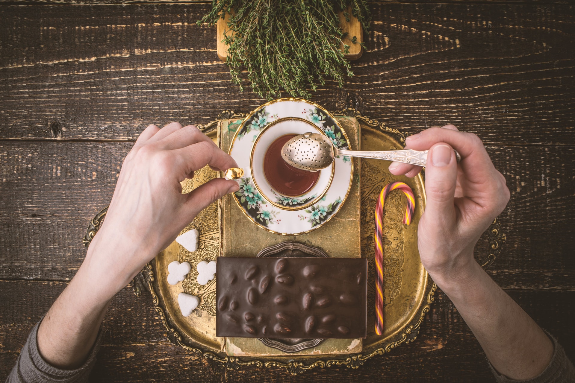 Gasztroenterológus figyelmeztetett a csokoládé és a tea veszélyeire