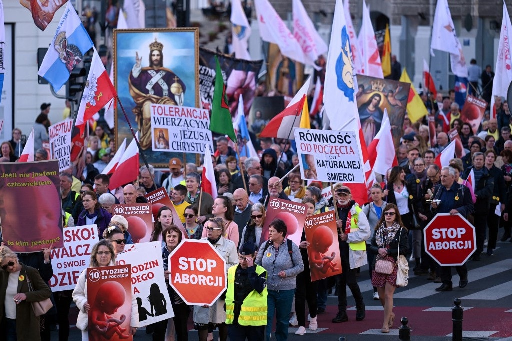 Az abortusztörvény liberalizálása ellen tüntettek Varsóban