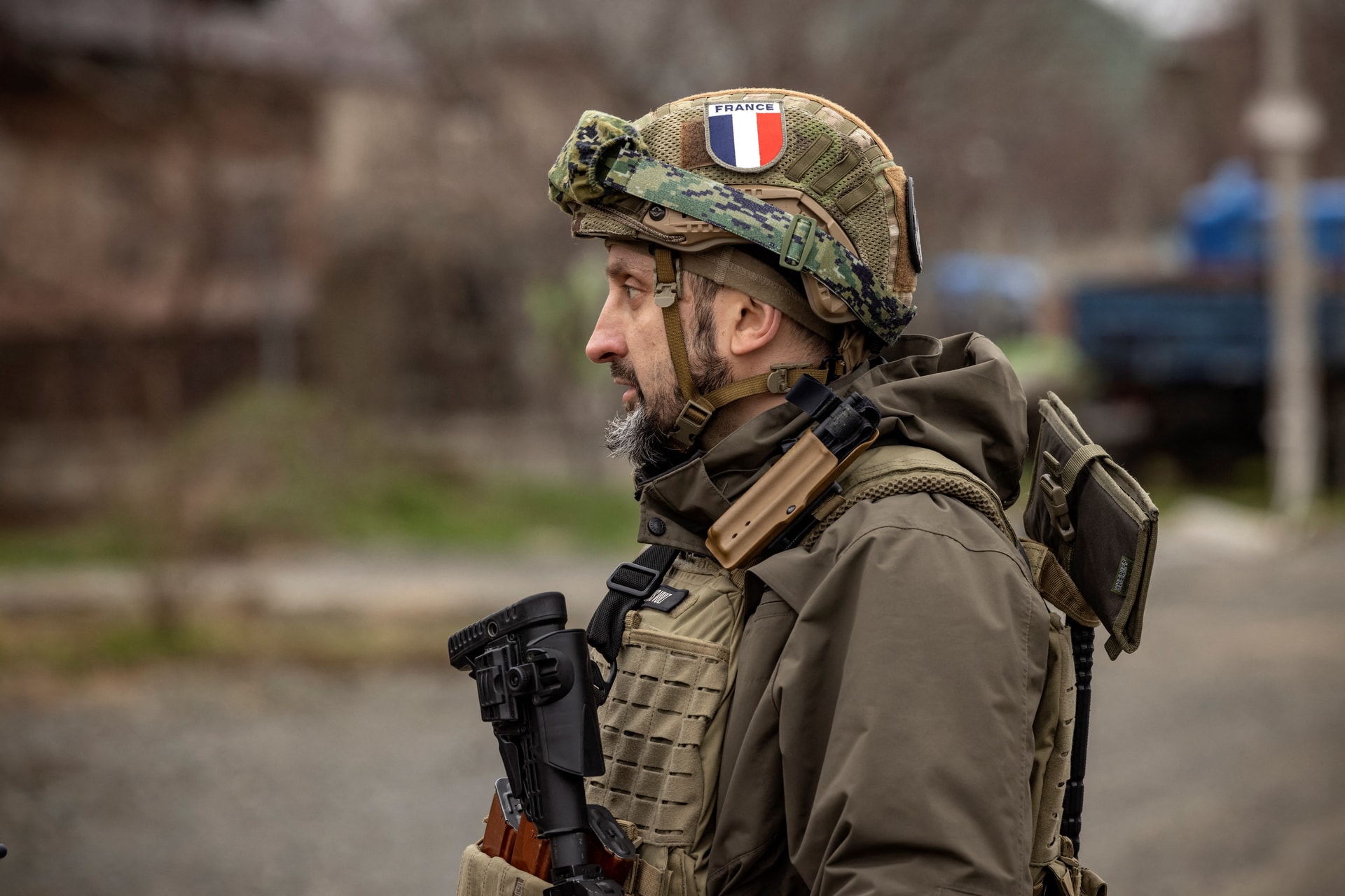 A megölt ukrán zsoldoson francia zászlóval ellátott jelzéseket találtak
