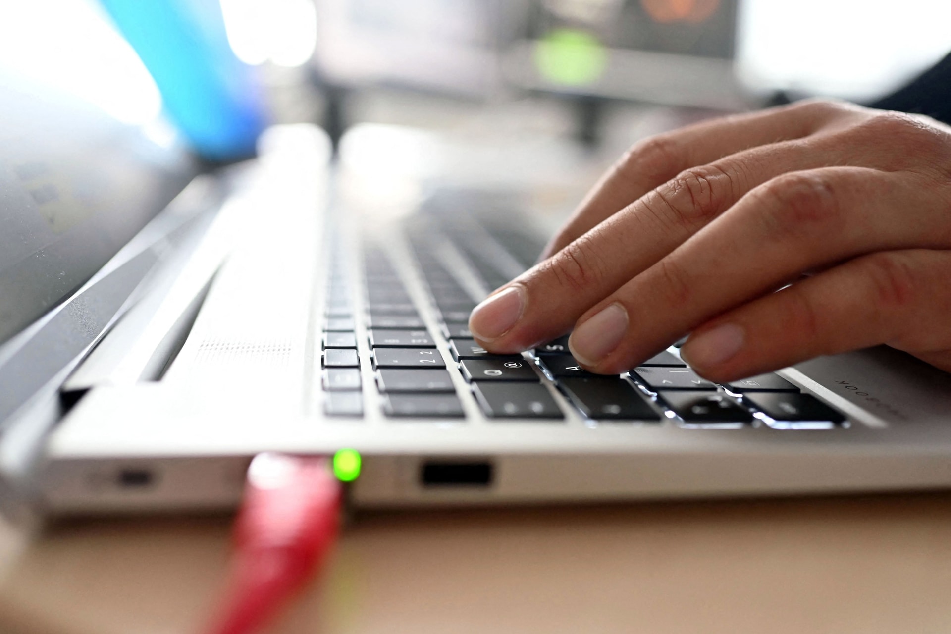 A „bosszúpornó” és az online gyermekbántalmazás legalább akkora probléma, mint az internetes csalás