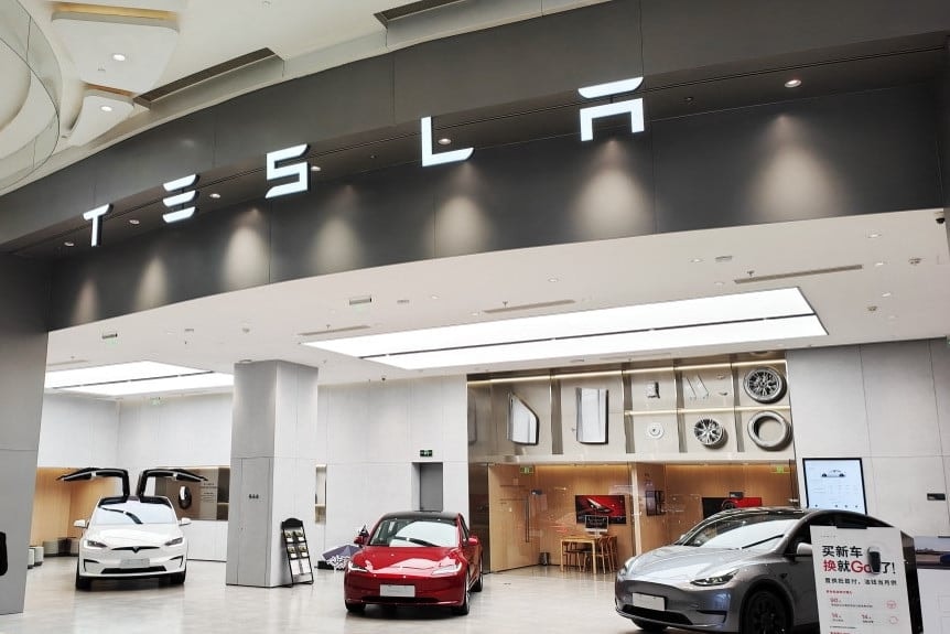 A Tesla sanghaji üzeme megkezdte az energia-háttértároló egységek exportját