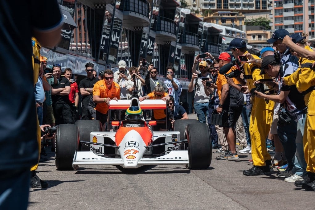 Vettel vezetésével Sennára emlékeznek