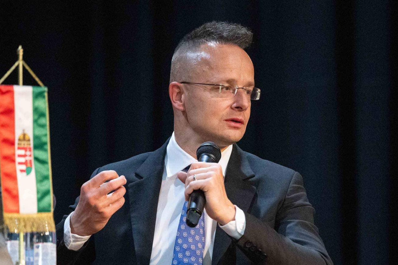 Szijjártó Péter: Hol fizikai, hol jogi, hol politikai eszközökkel vadásznak a békepárti politikusokra