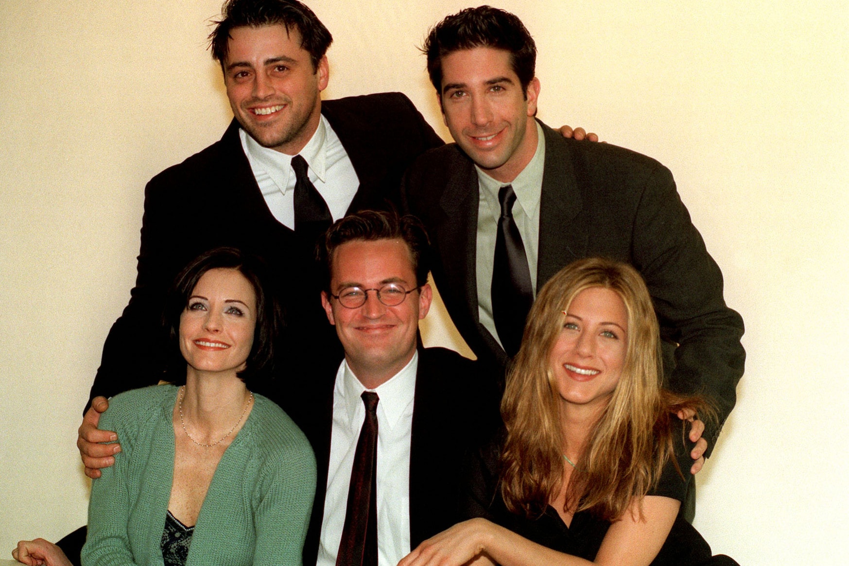 Courteney Cox azt mondja, Matthew Perry a halála óta gyakran „meglátogatja” őt