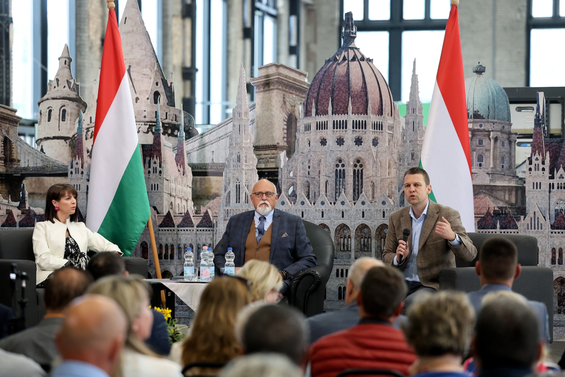 Menczer Tamás: Háborúról vagy békéről kell dönteni