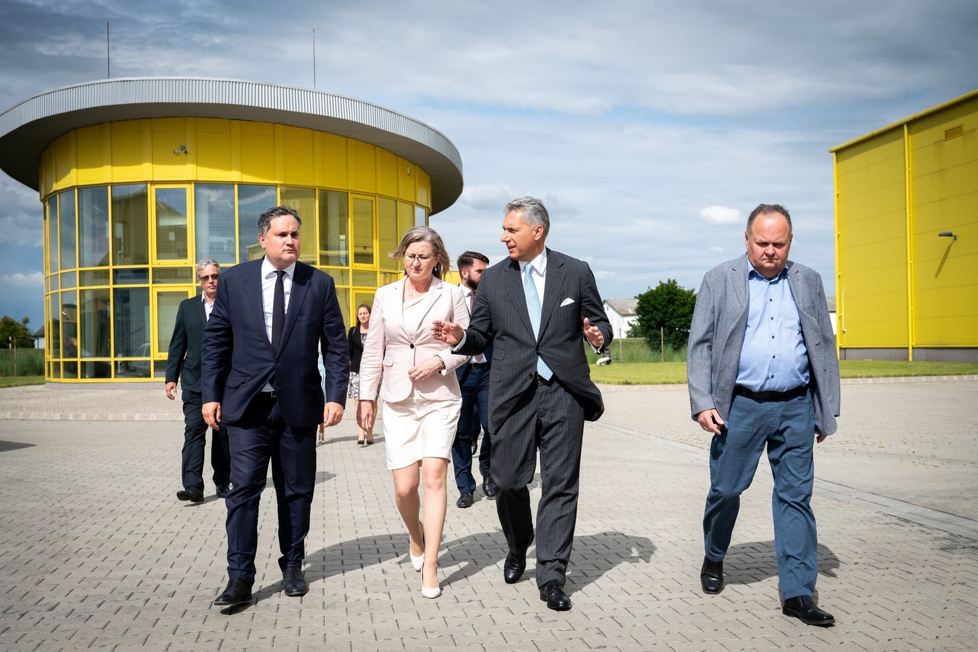 A kormány elkötelezett a gazdaság újraindítása mellett