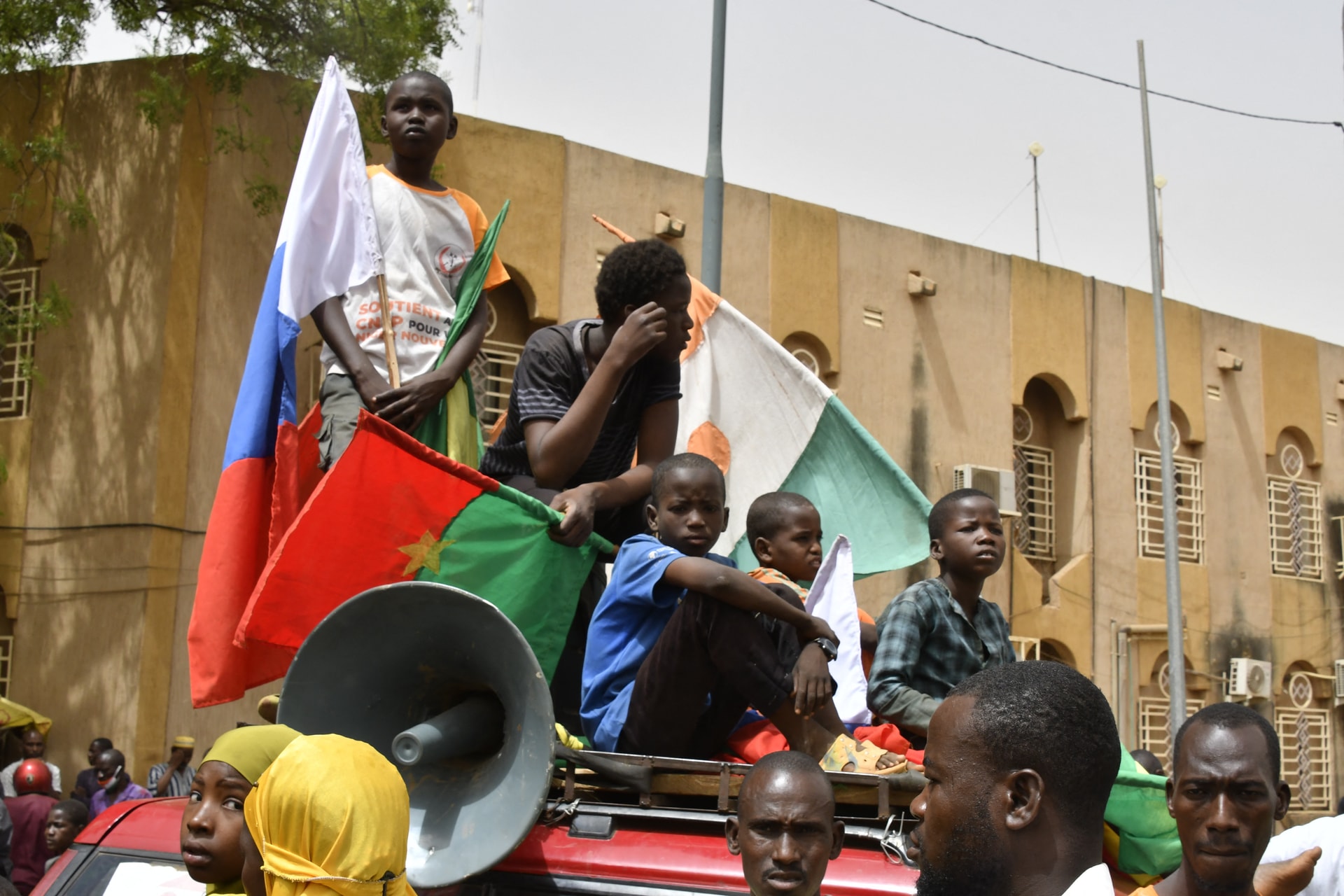 Nigerbe újabb orosz katonai kiképzők és hadi felszerelés érkezett