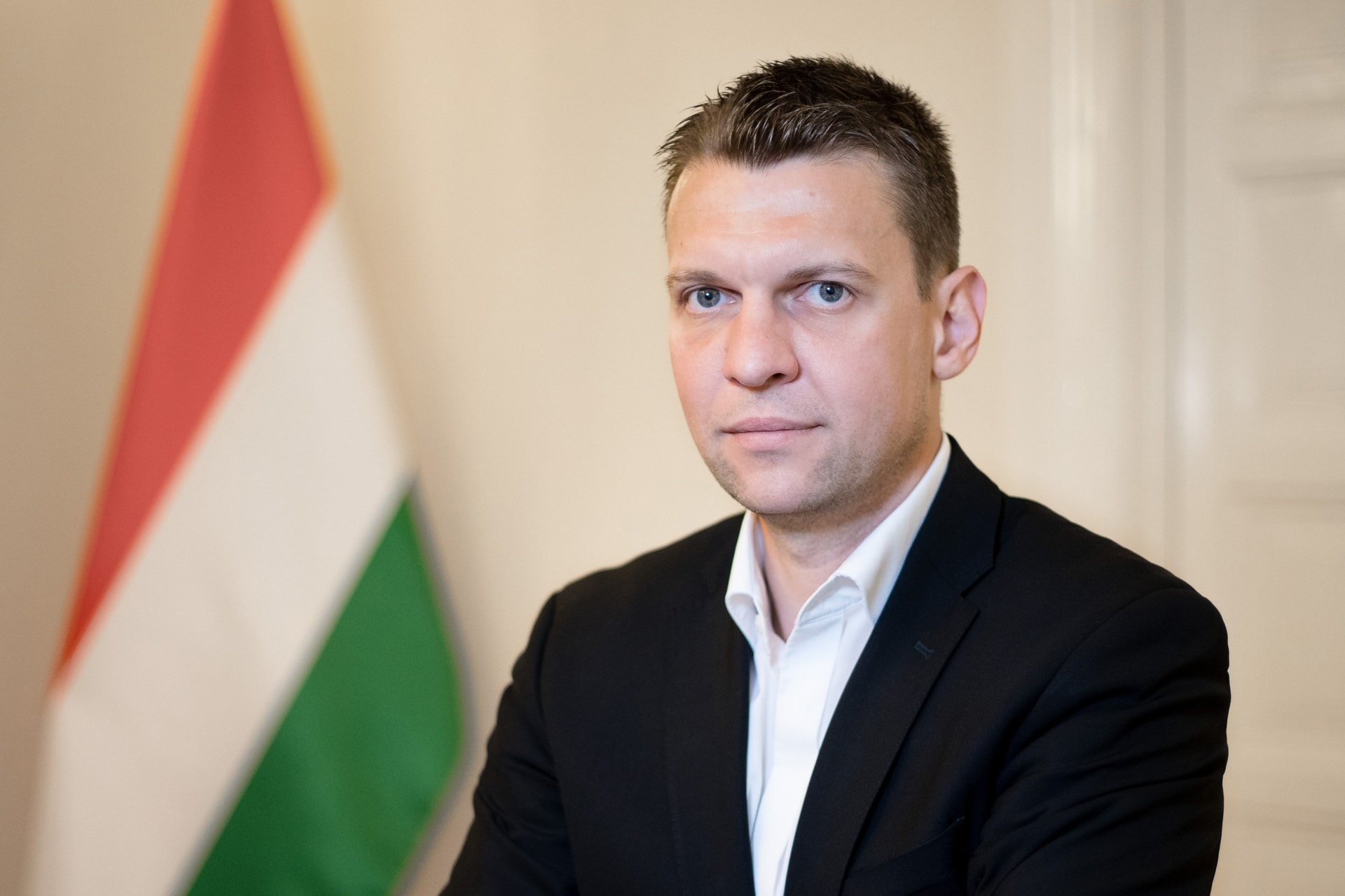 Menczer Tamás: Aki békét akar, az Orbán Viktor mellé áll