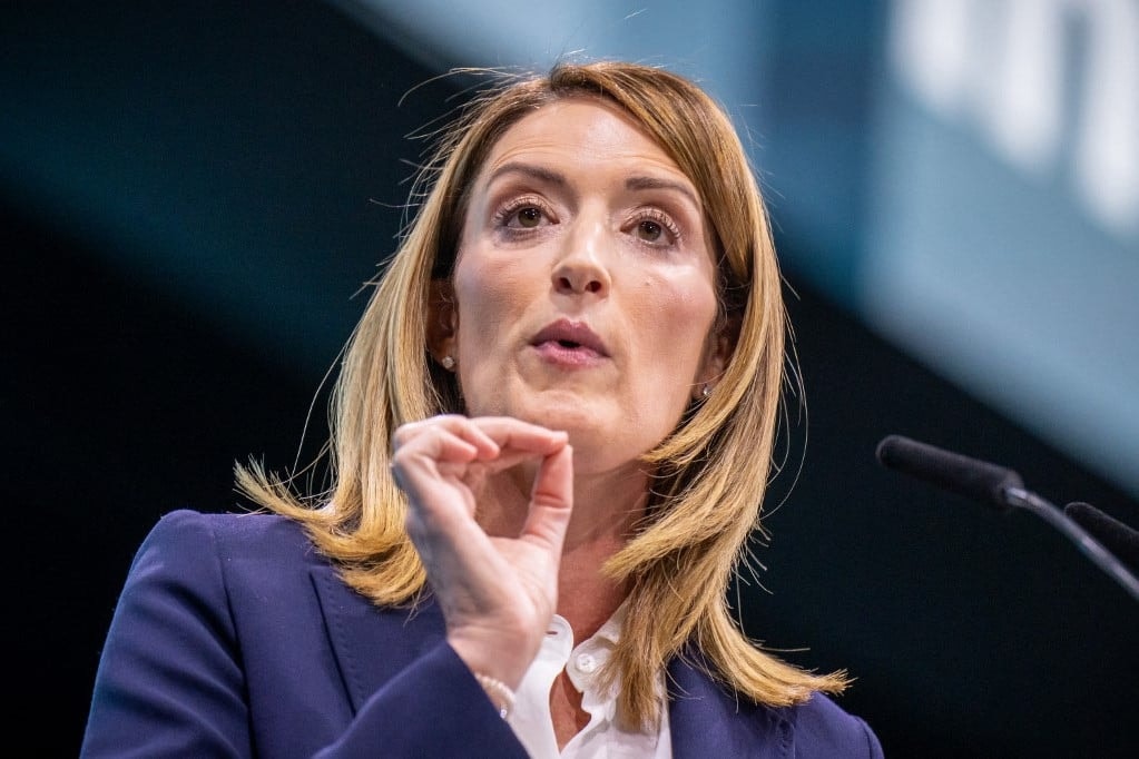 Az Európai Parlament elnöke üres terem előtt beszélt
