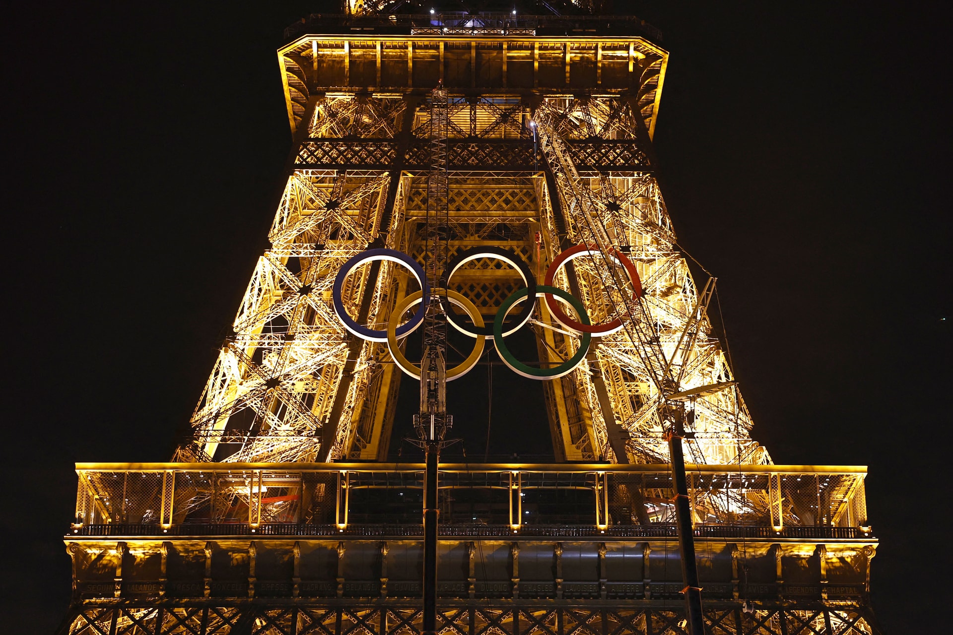 Az olimpiai ötkarika immár az Eiffel-tornyot díszíti