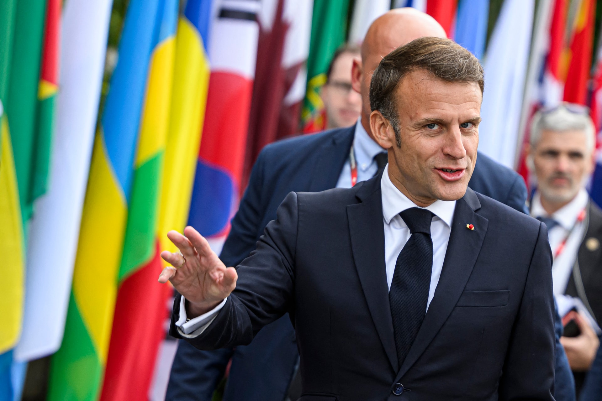 Macron: Változtatni kell a kormányzáson