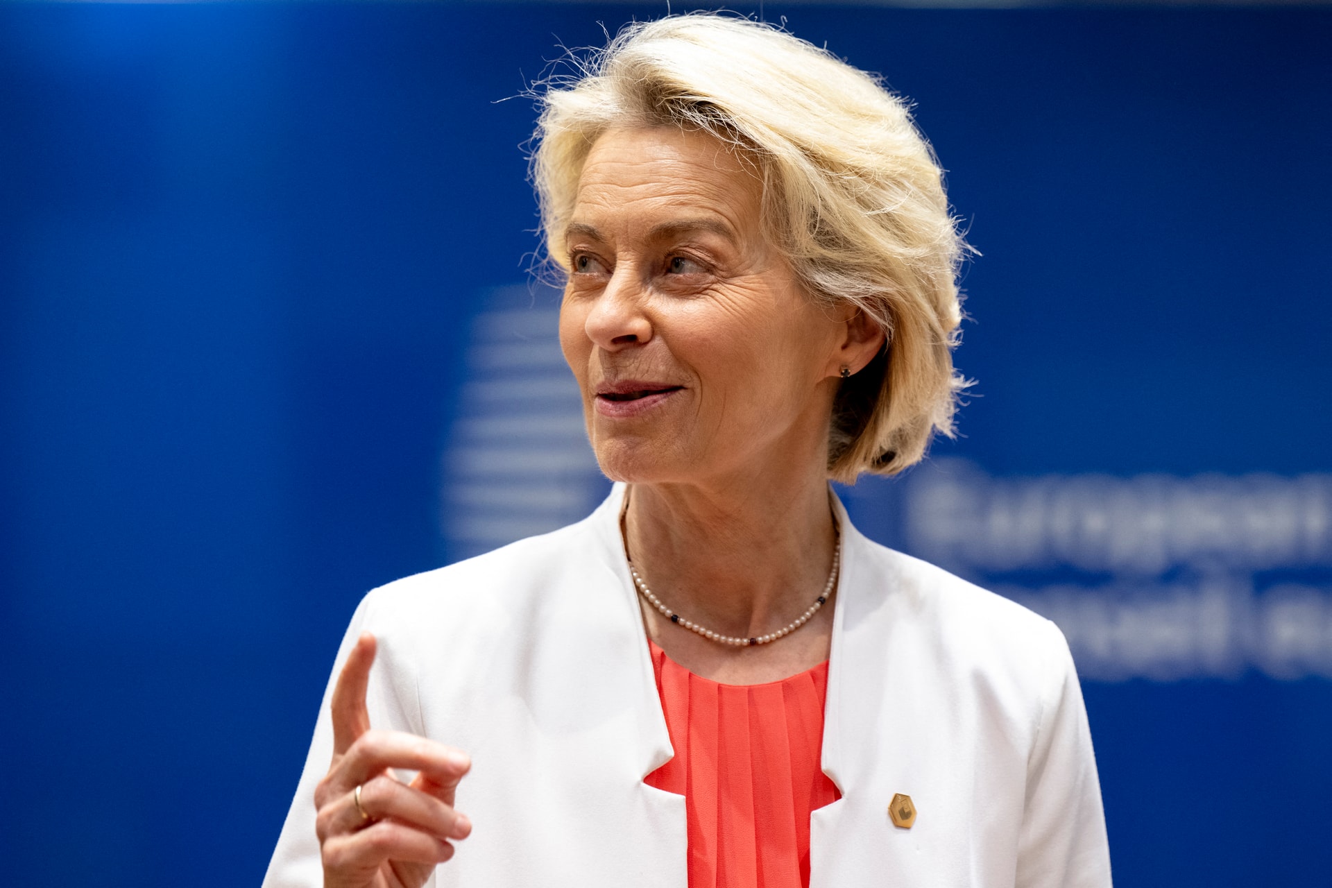 Ursula von der Leyen az uniós intézményeket veti be kampányához