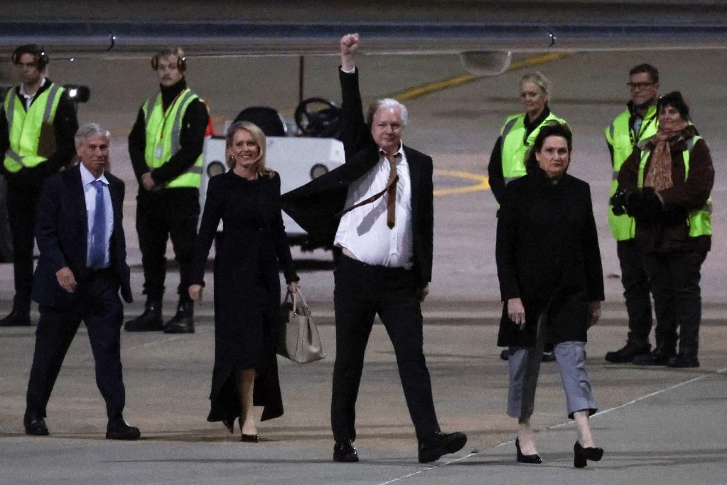 Assange az élete megmentéséért hálálkodik