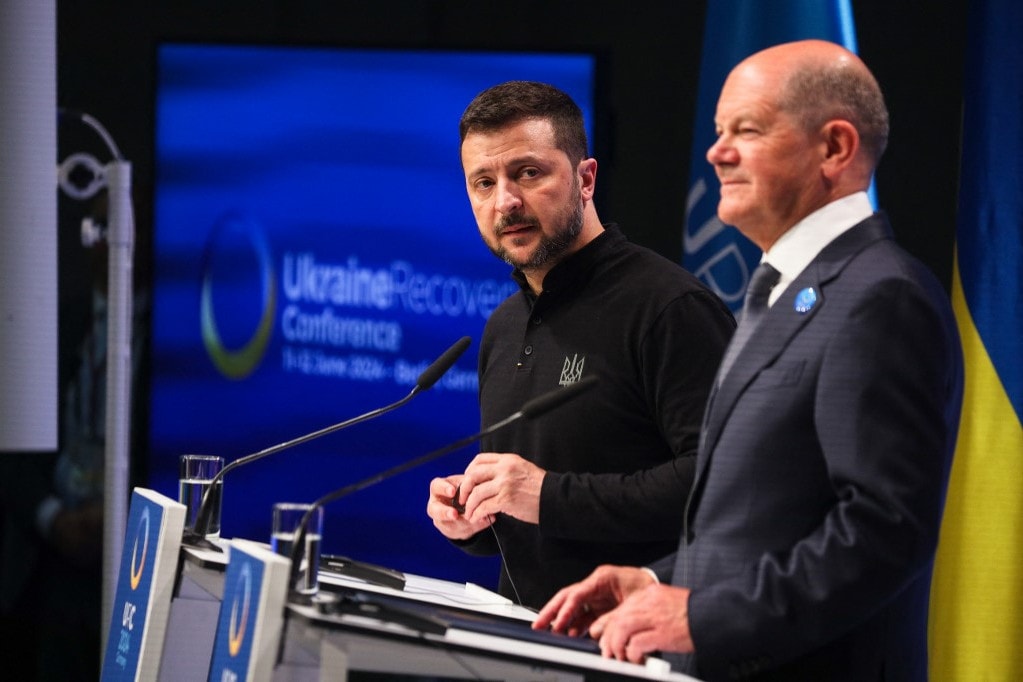 Scholz felére csökkenti Zelenszkij „fizetését”