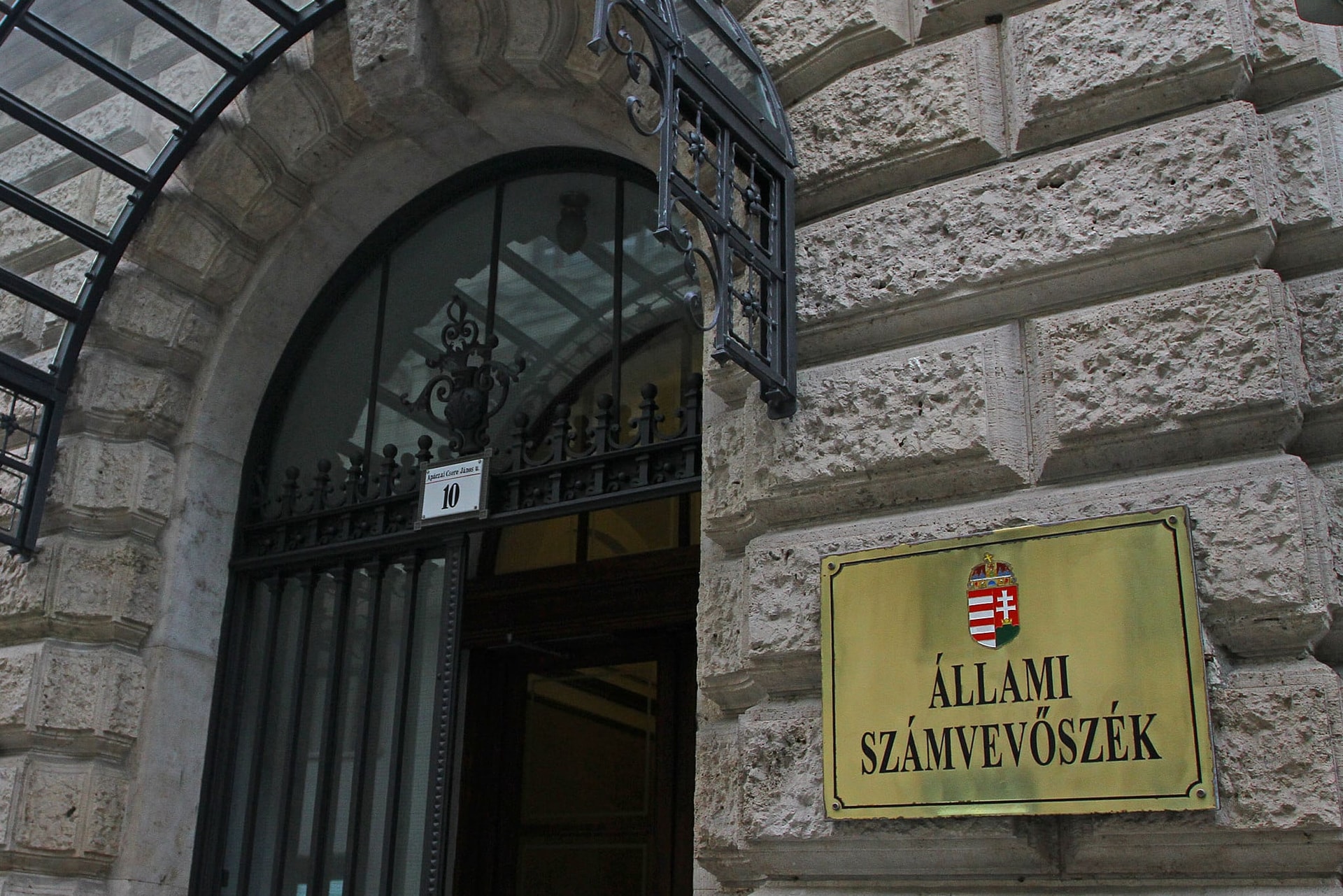 Iratokat foglalt le az ügyészség az Állami Számvevőszéknél