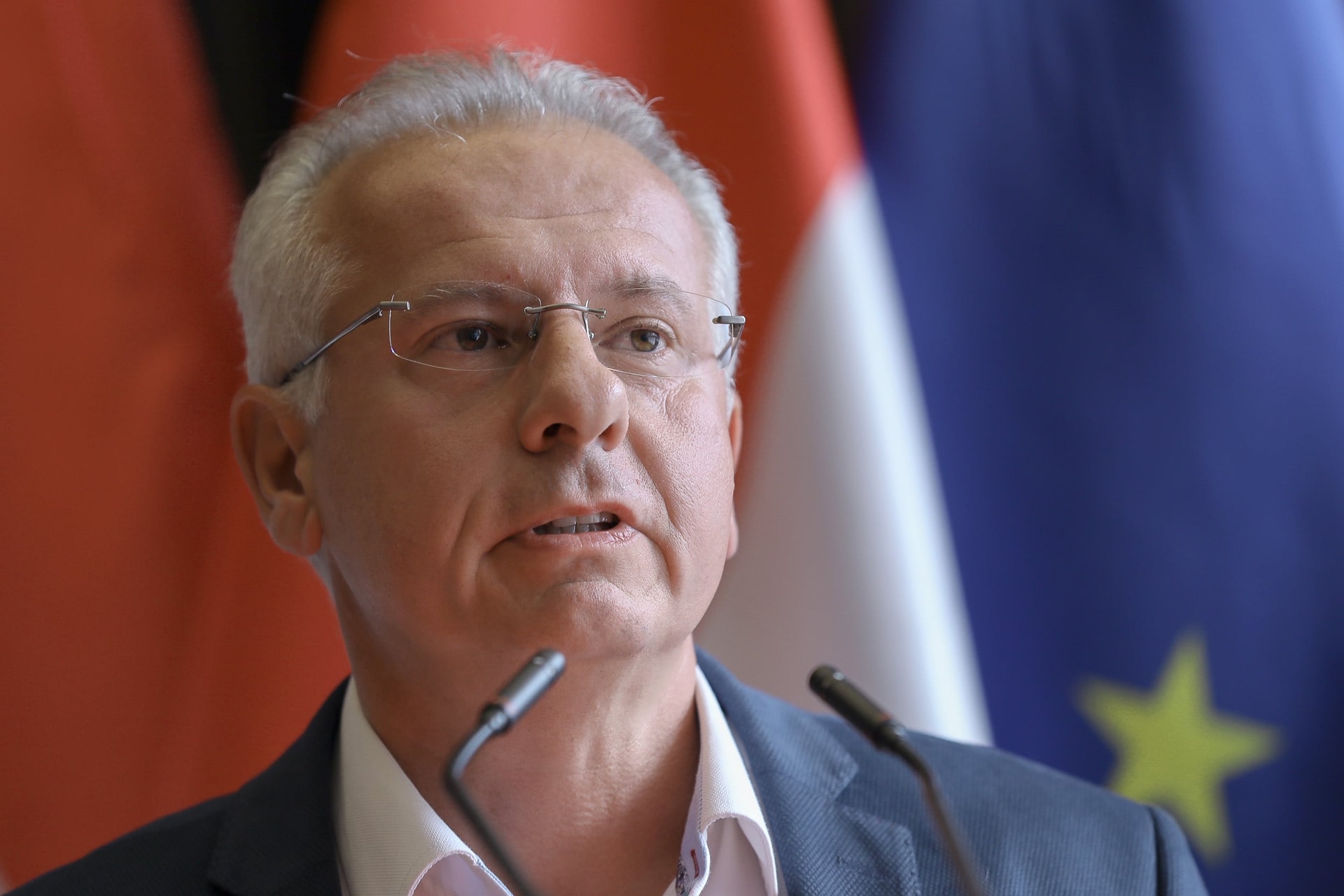 Egy évre befagyasztják az önkormányzati képviselők tiszteletdíját Pécsen