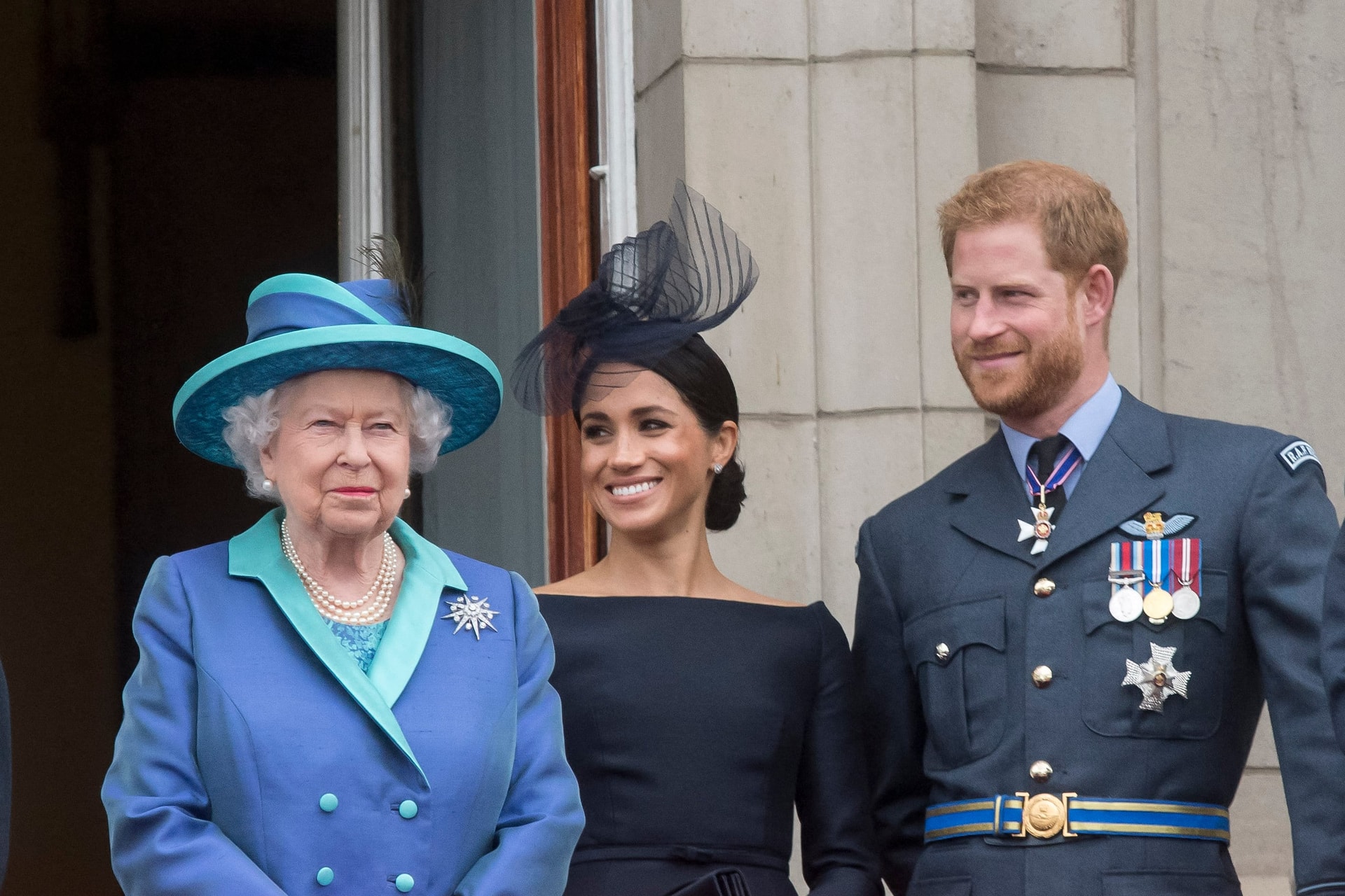Erzsébet királynő és Meghan Markle az esküvői ruhán is összekapott