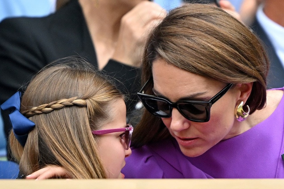 Lila ruhában tért vissza Katalin hercegné