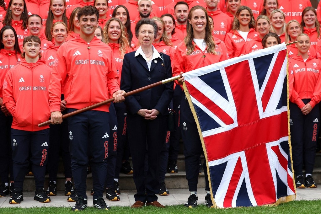 Lovasbalesete után szurkol a brit sportolóknak
