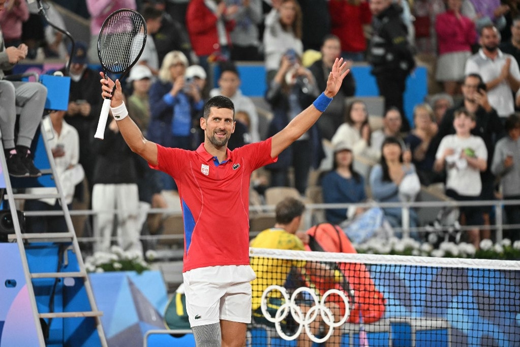 Djokovic, Alcaraz és Swiatek is nyert, fedett pályán zajlik a tenisz