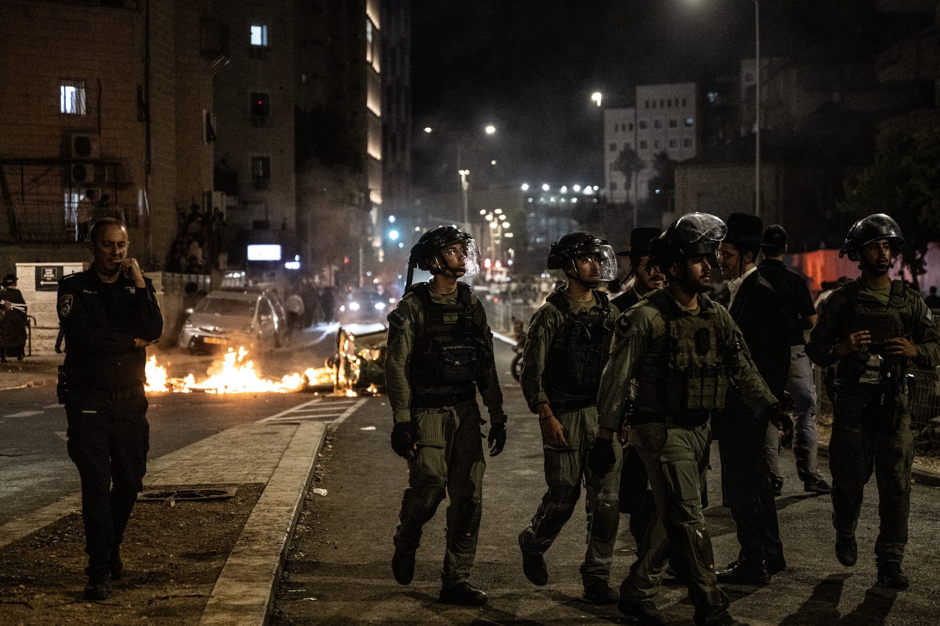 Izraeli telepesek kövekkel és Molotov-koktélokkal dobálták az őket elköltöztető biztonságiak járműveit