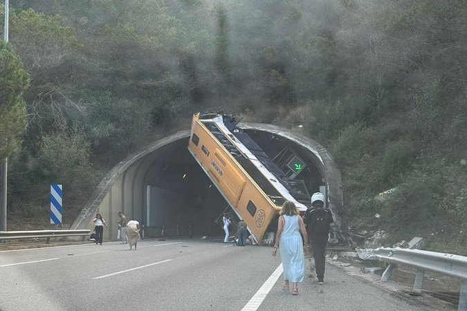 Alagútba szorult egy busz